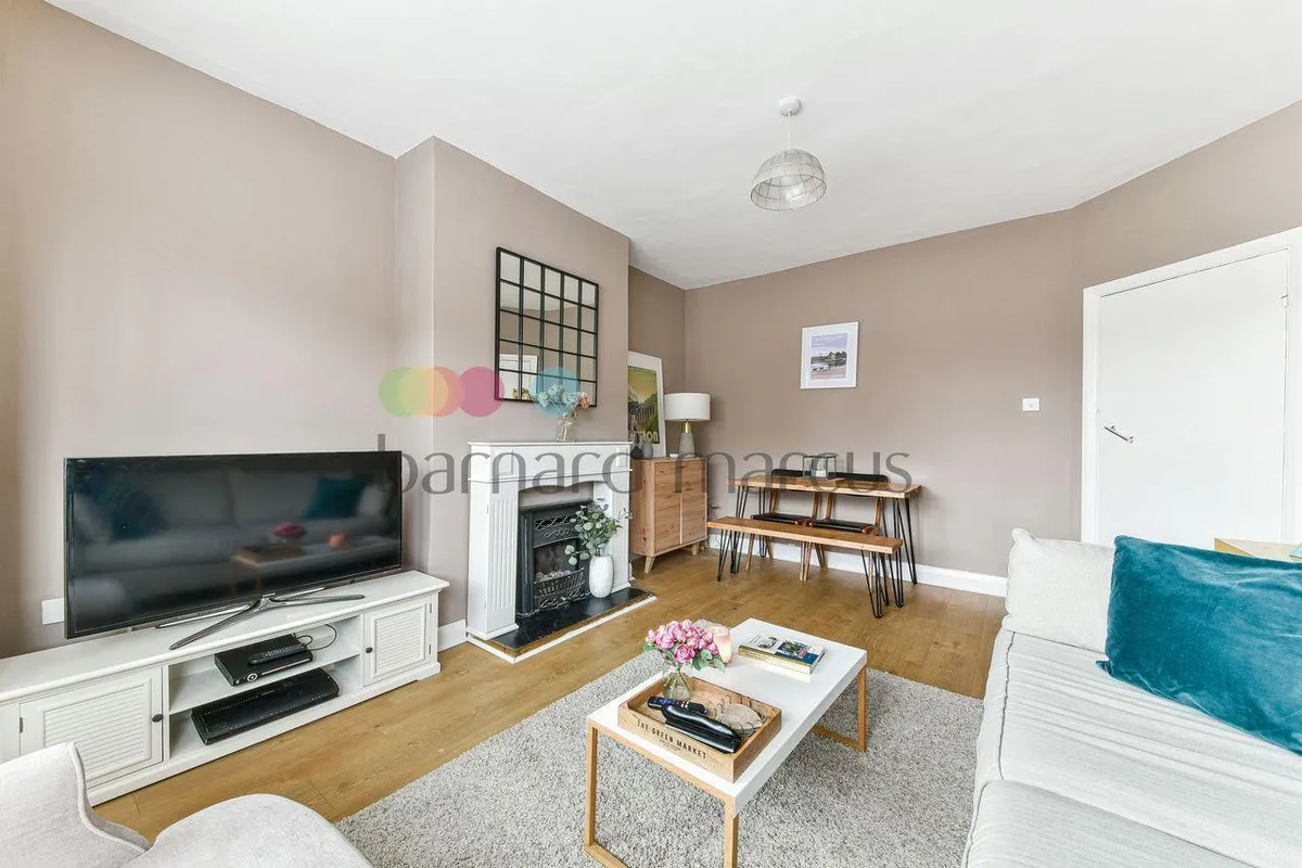 Flat Wychwood Avenue in Greater London