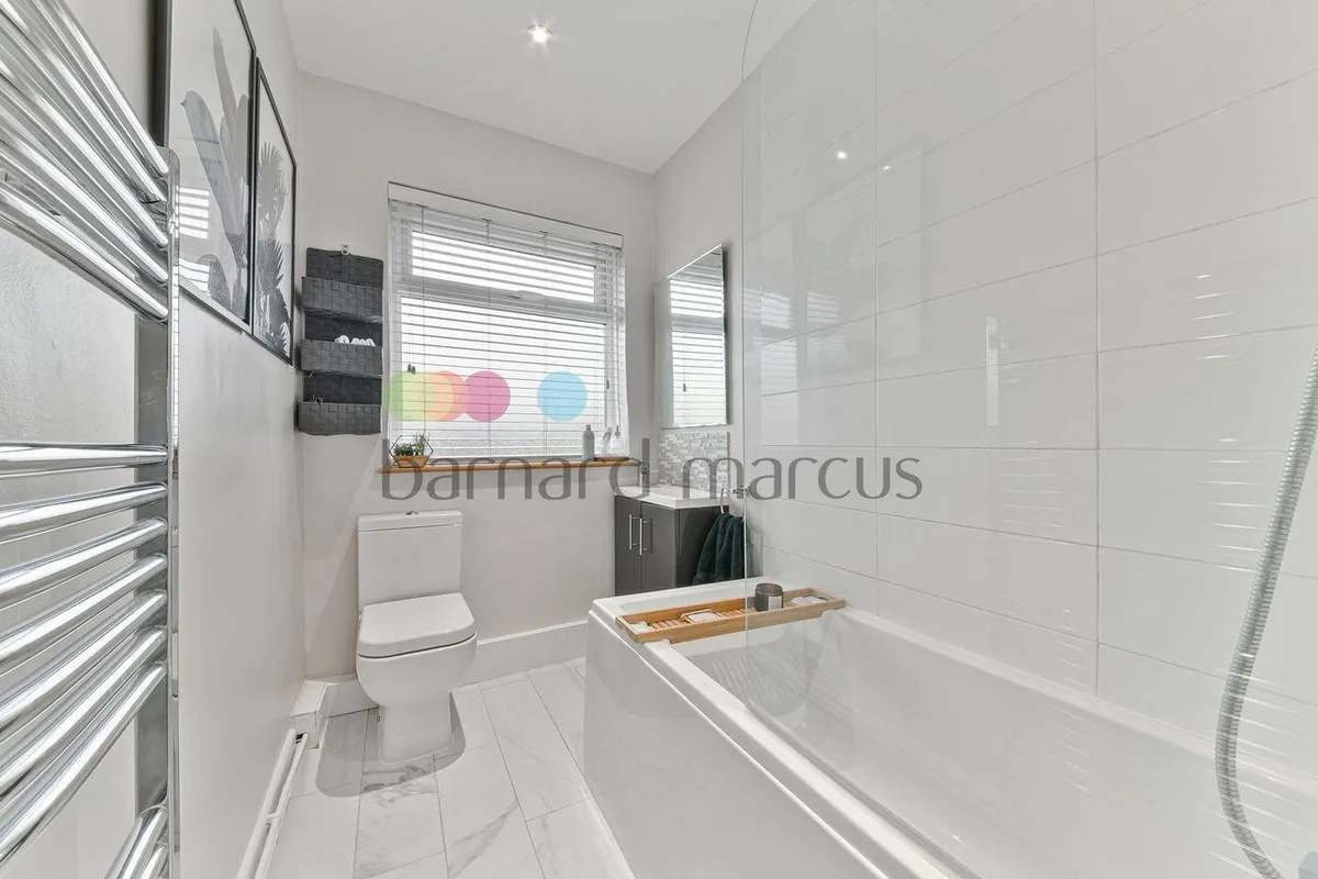 Flat Wychwood Avenue in Greater London