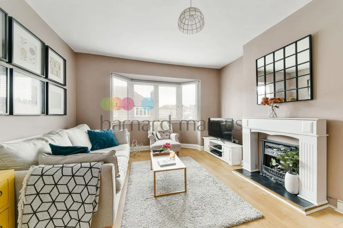 Flat Wychwood Avenue in Greater London