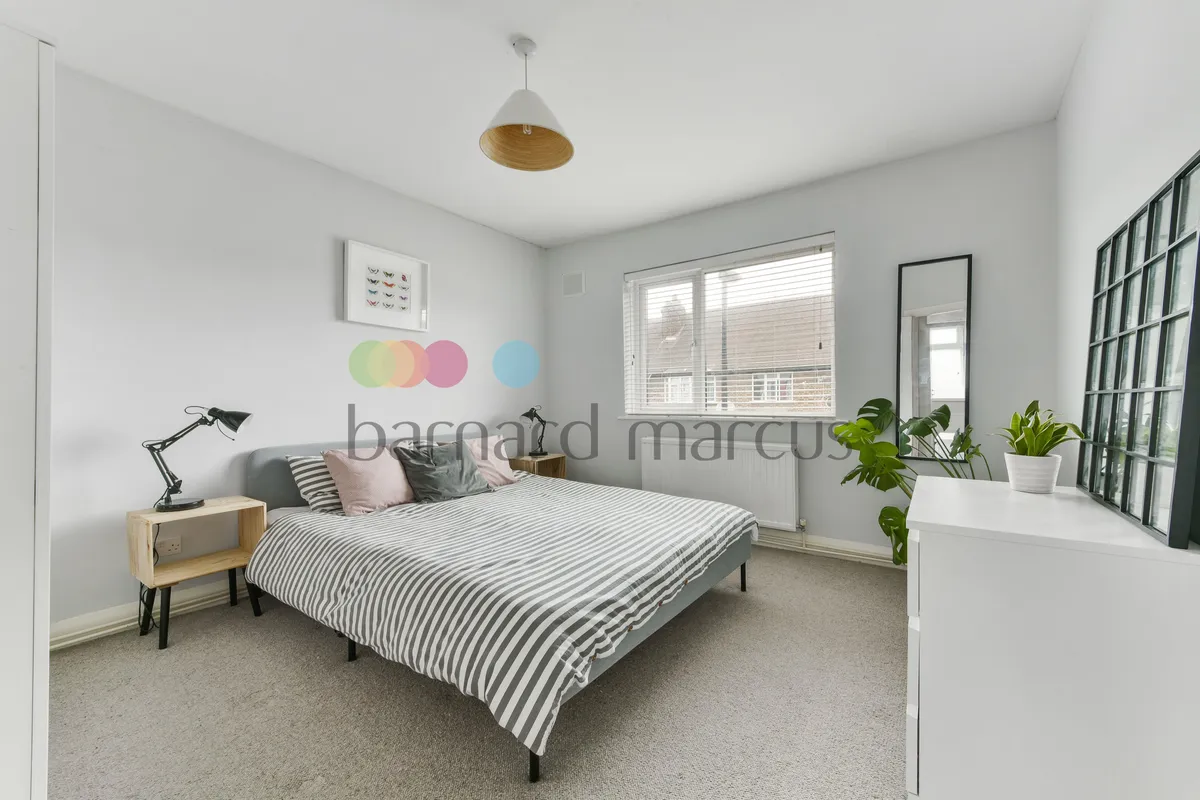 Flat Wychwood Avenue in Greater London