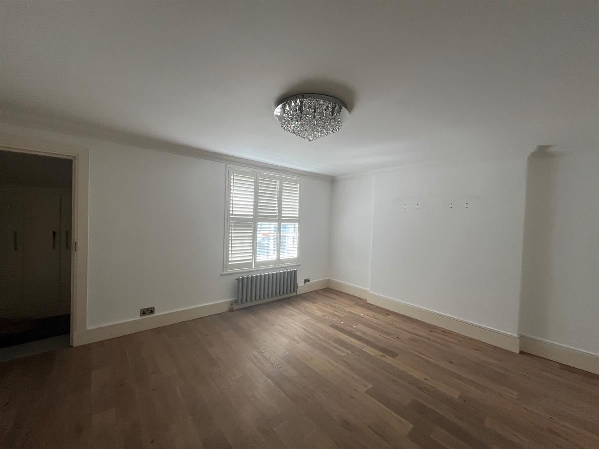 Flat Pembridge Road in Greater London