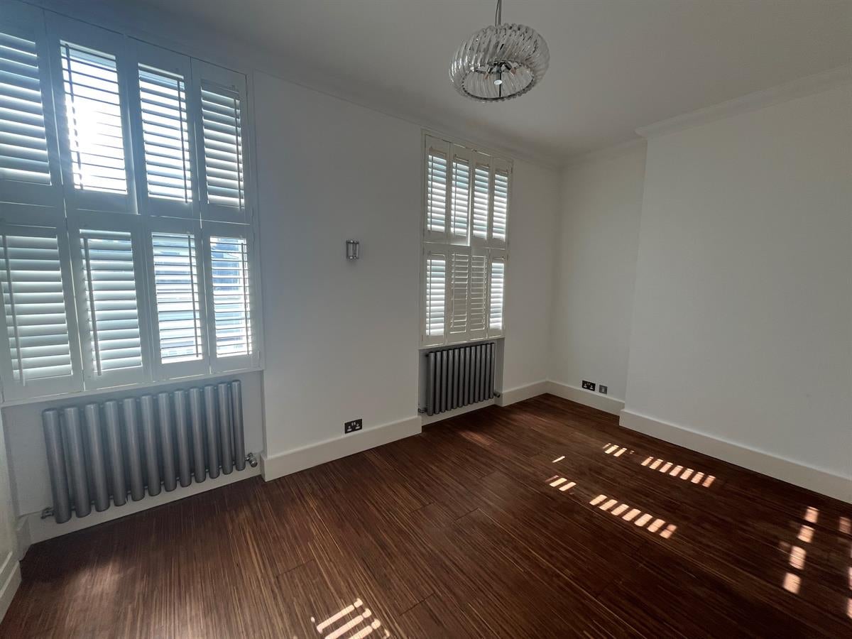 Flat Pembridge Road in Greater London