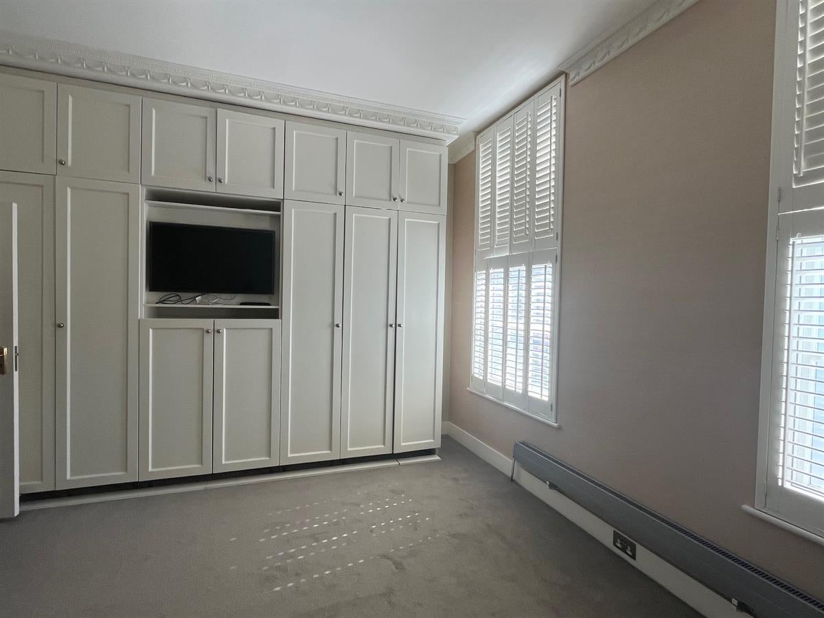 Flat Pembridge Road in Greater London