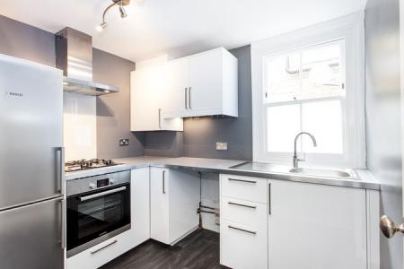 Flat Hadyn Park Road in Greater London