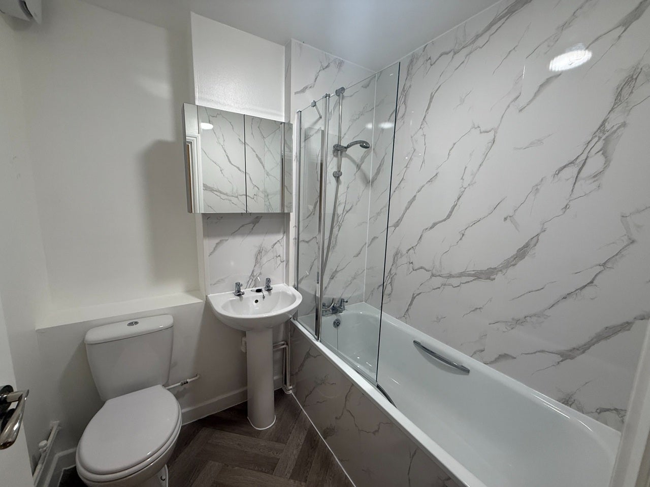 Flat Nevill Road in Greater London