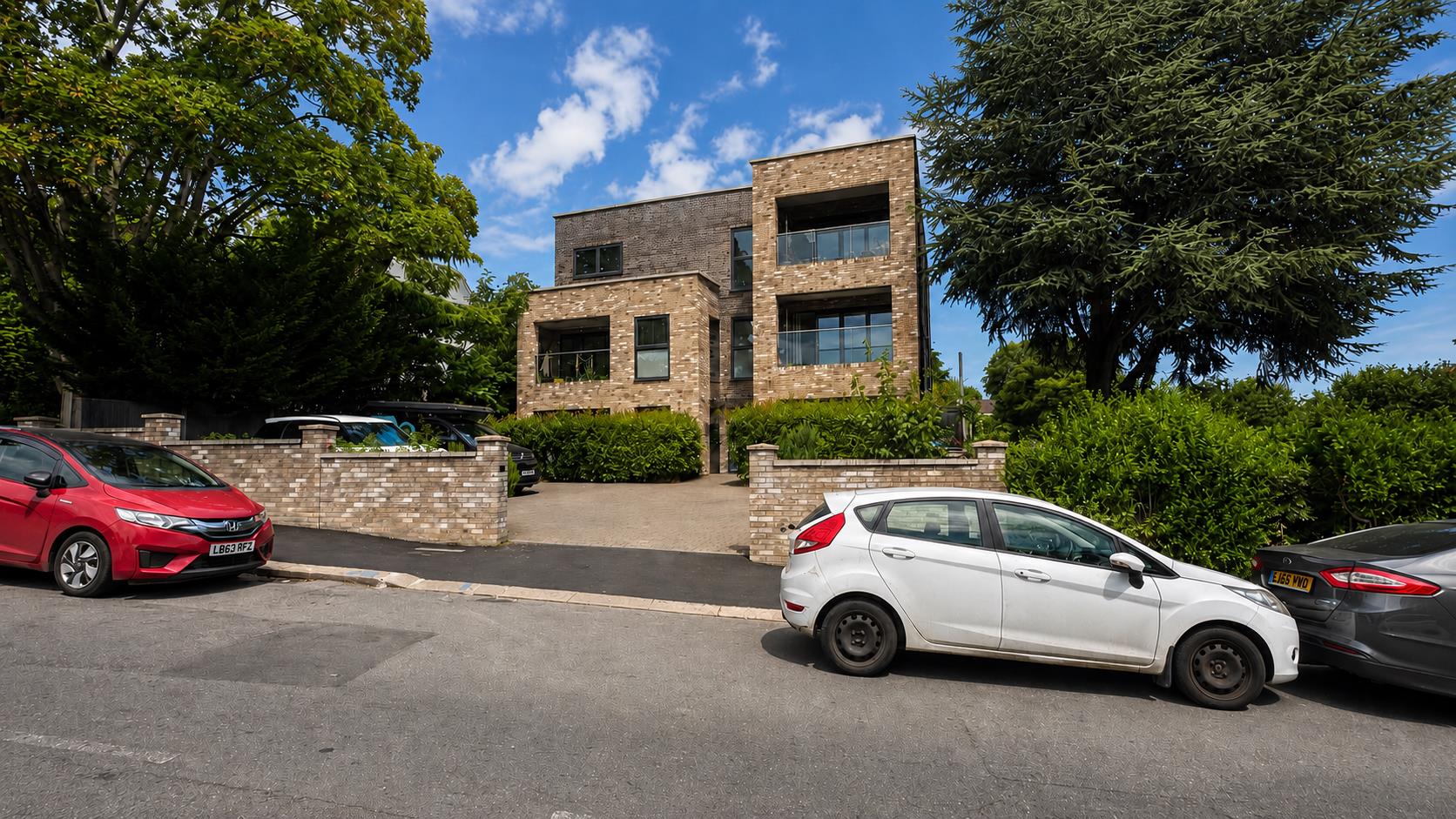 Flat Grovelands Road in Greater London
