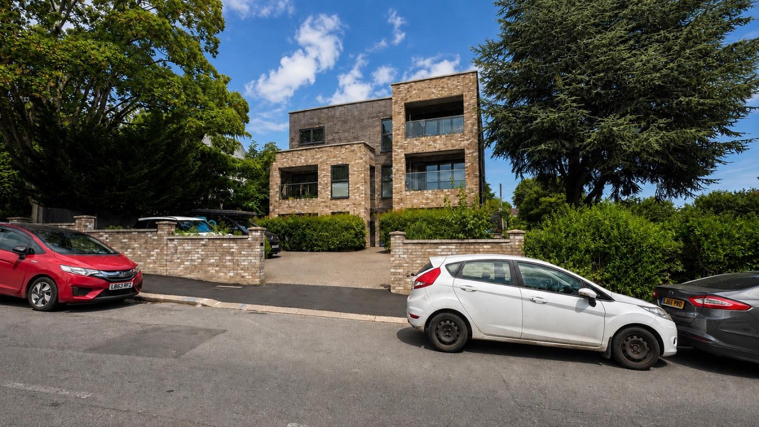 Flat Grovelands Road in Greater London