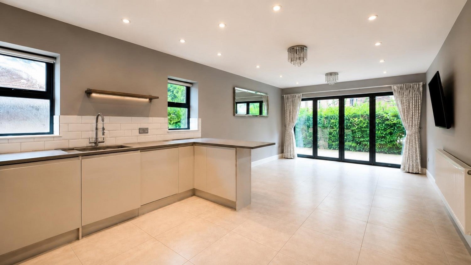 Flat Grovelands Road in Greater London