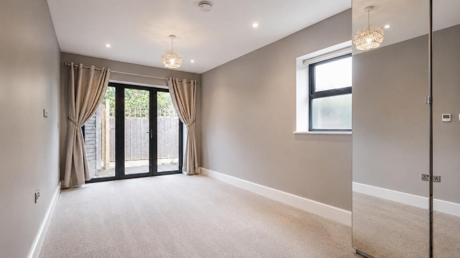 Flat Grovelands Road in Greater London