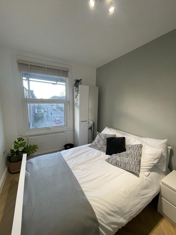 Room Endwell Road in Greater London