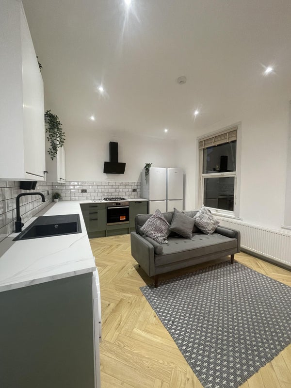 Room Endwell Road in Greater London