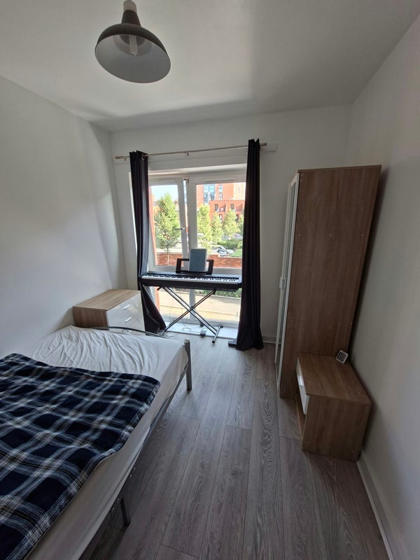 Room Oldfield Road in Salford