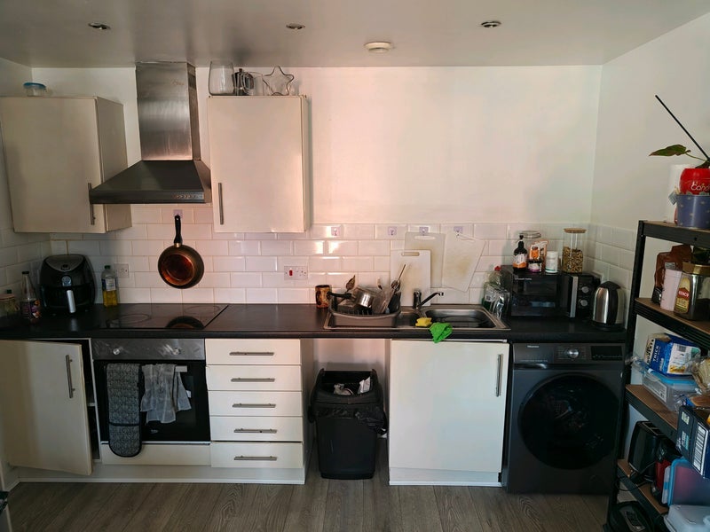 Room Oldfield Road in Salford