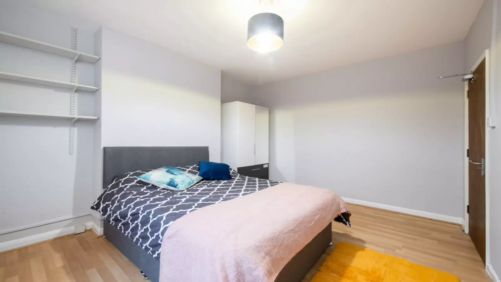 Room Burnley Road in Greater London