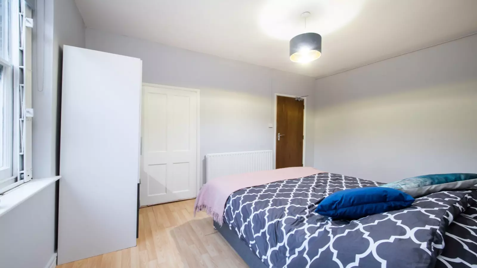 Room Burnley Road in Greater London
