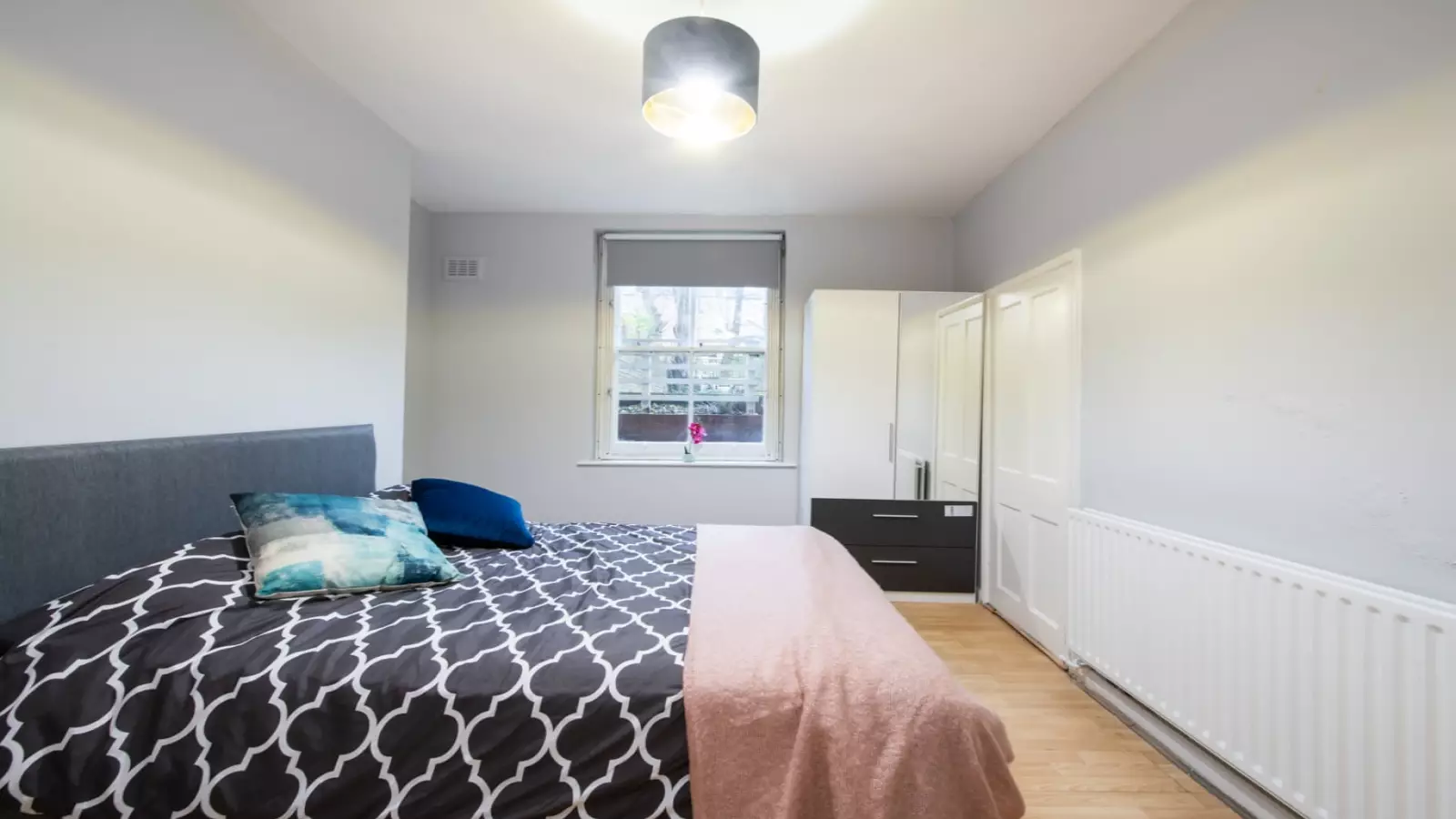 Room Burnley Road in Greater London