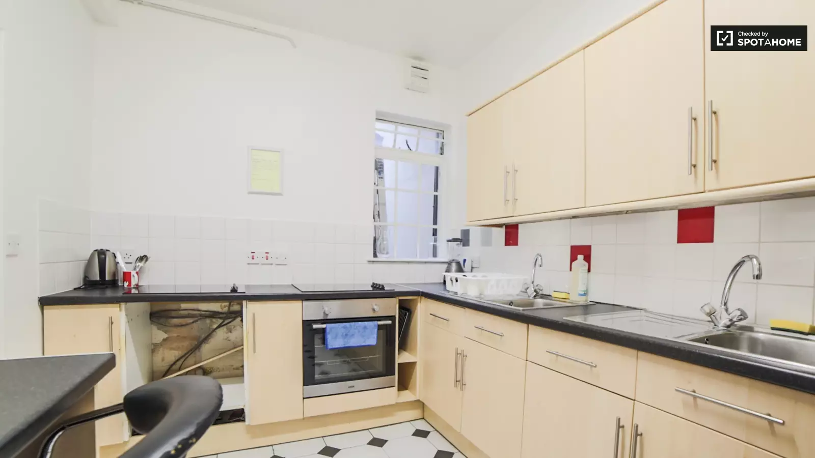 Flat Barkston Gardens in Greater London