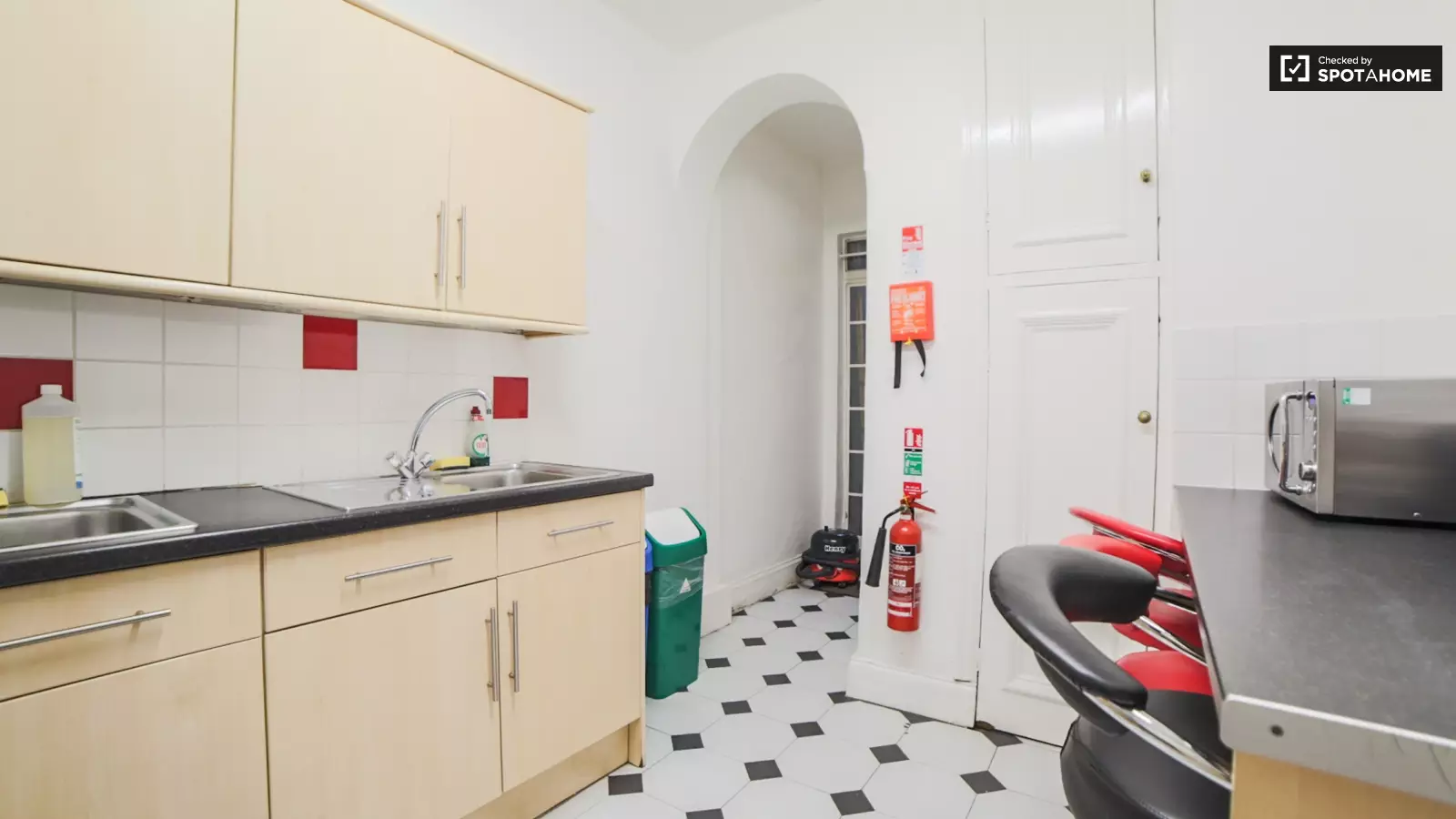 Flat Barkston Gardens in Greater London