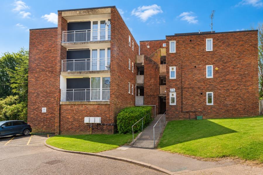 Flat Grangedale Close in Greater London