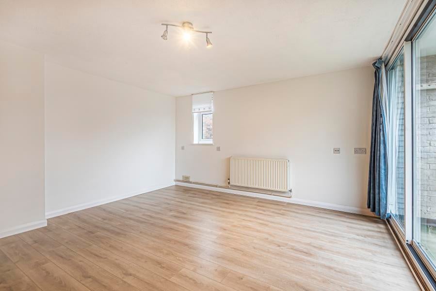 Flat Grangedale Close in Greater London