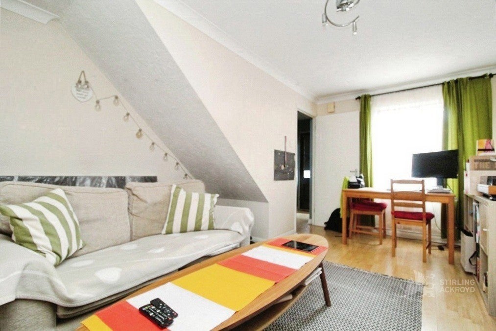 House Kelvin Gardens in Greater London