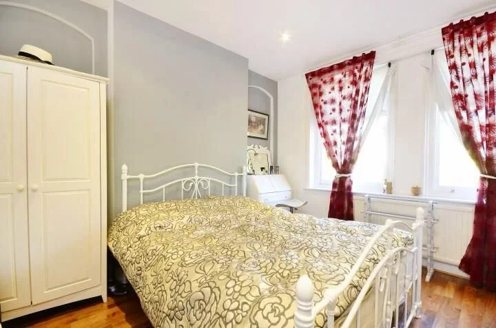 Flat Elmbourne Road in Greater London