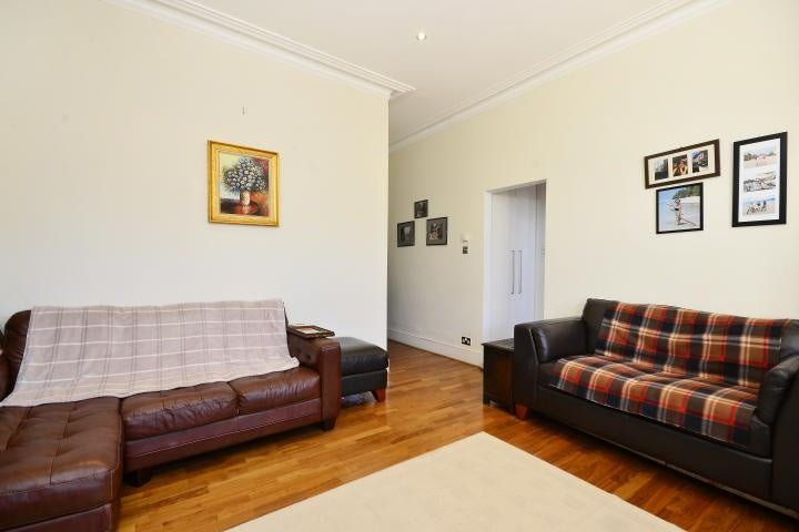 Flat Elmbourne Road in Greater London