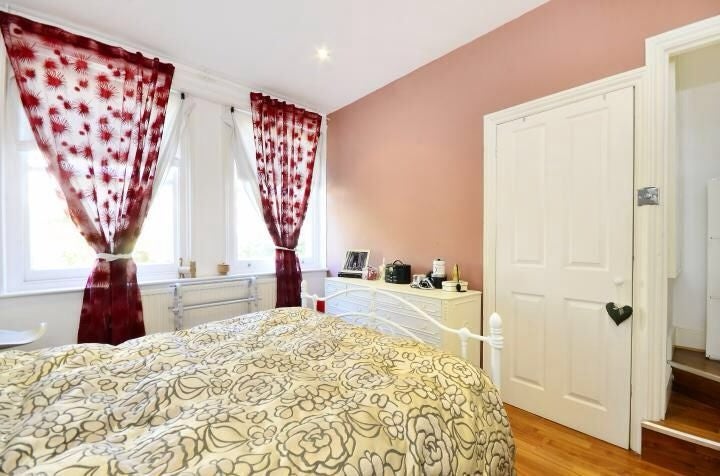 Flat Elmbourne Road in Greater London