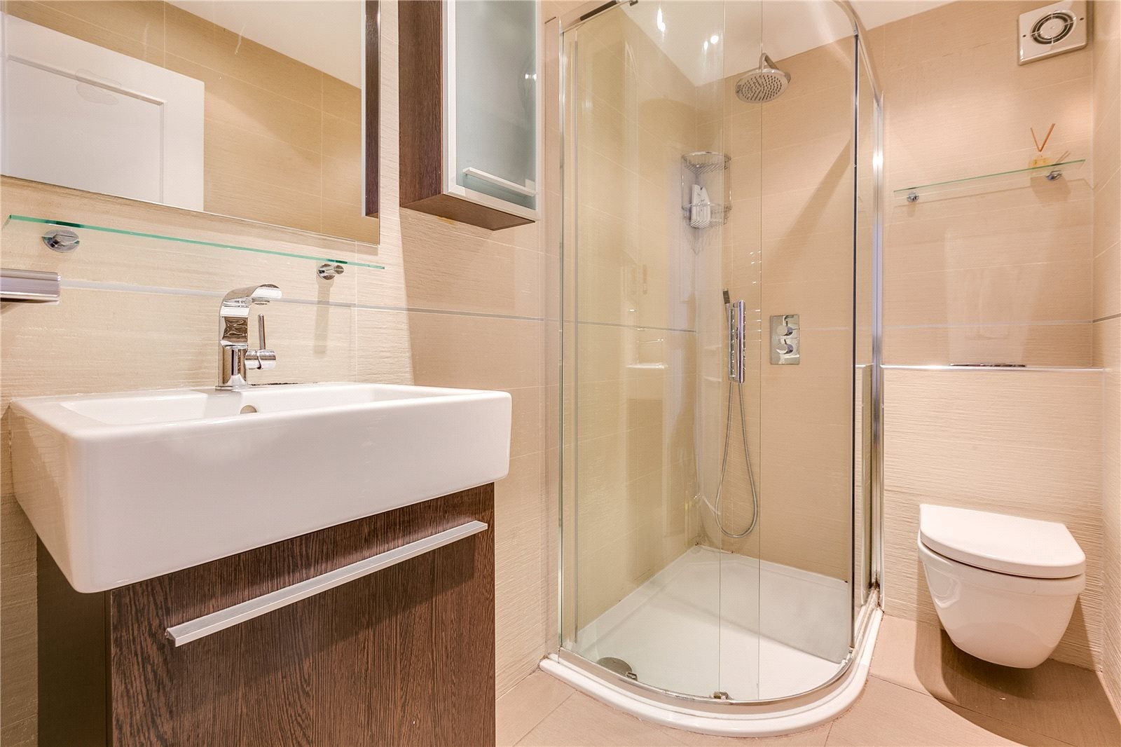 Flat Addison Gardens in Greater London