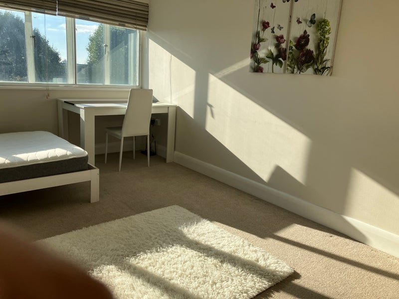 Room Hanger Green in Greater London
