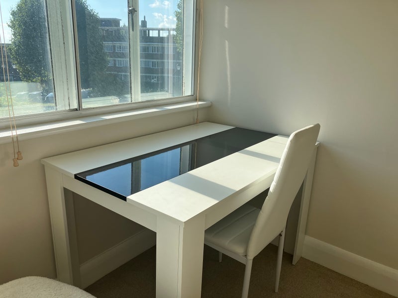 Room Hanger Green in Greater London