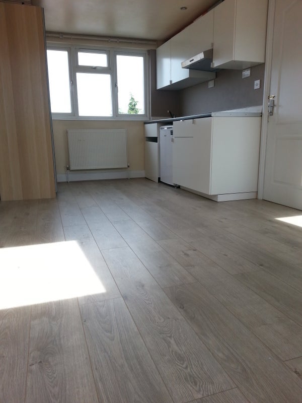 Room Tamworth Lane in Greater London