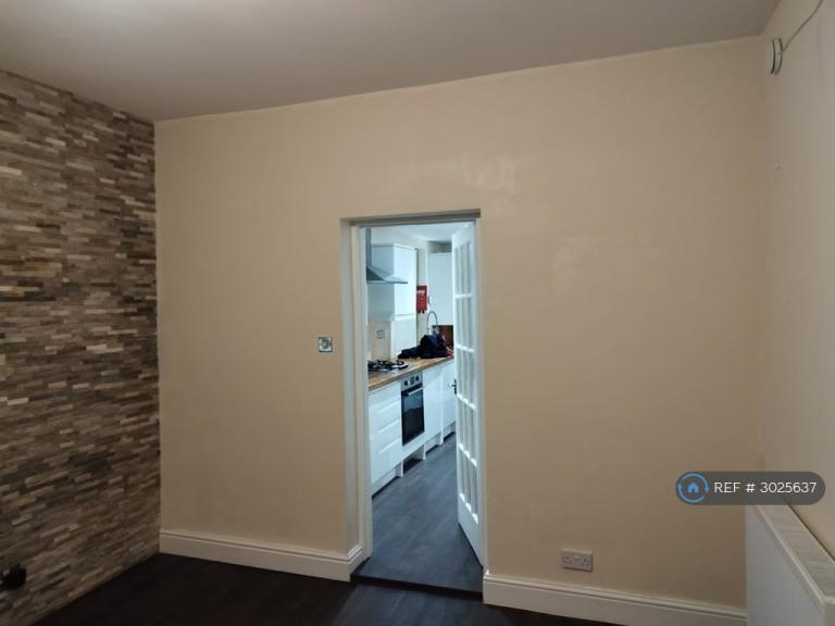 Flat Beedell Avenue in Southend-on-Sea