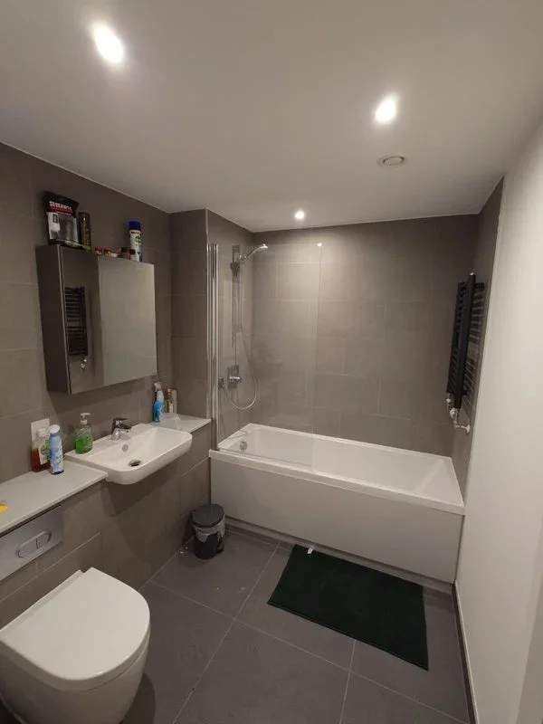 Room High Street North in Greater London