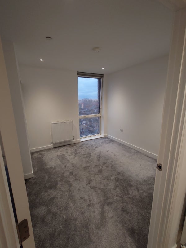 Room High Street North in Greater London