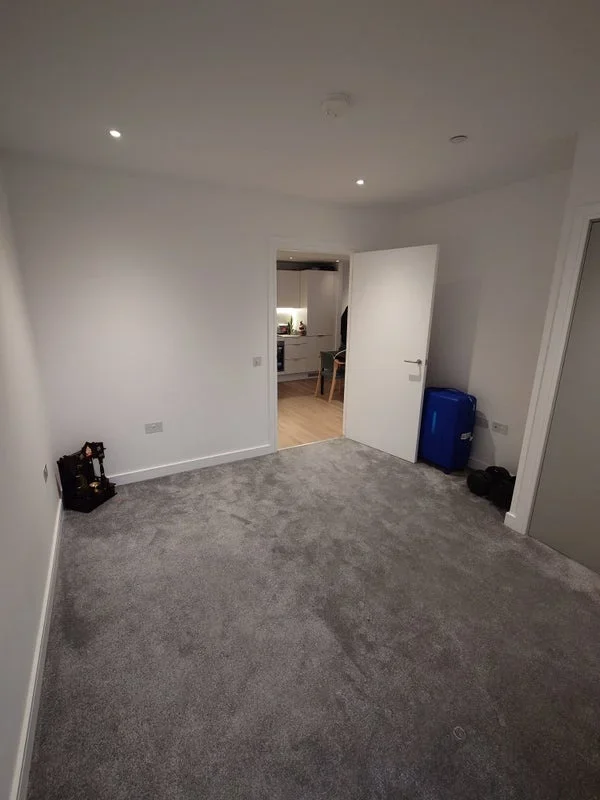 Room High Street North in Greater London