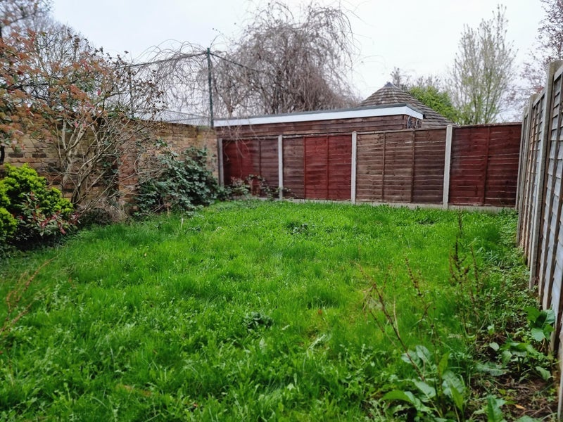 Flat Maidenhead Road in Windsor