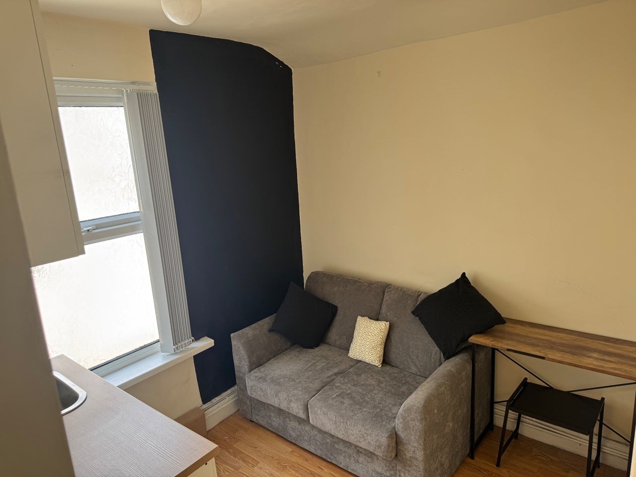 Room Jubilee Drive in Liverpool