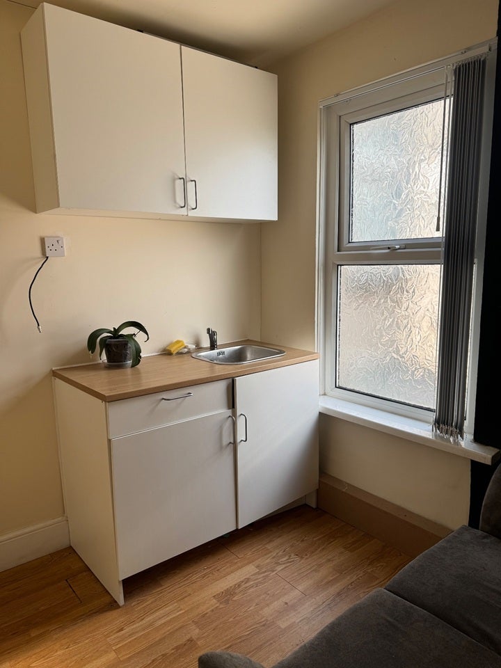 Room Jubilee Drive in Liverpool