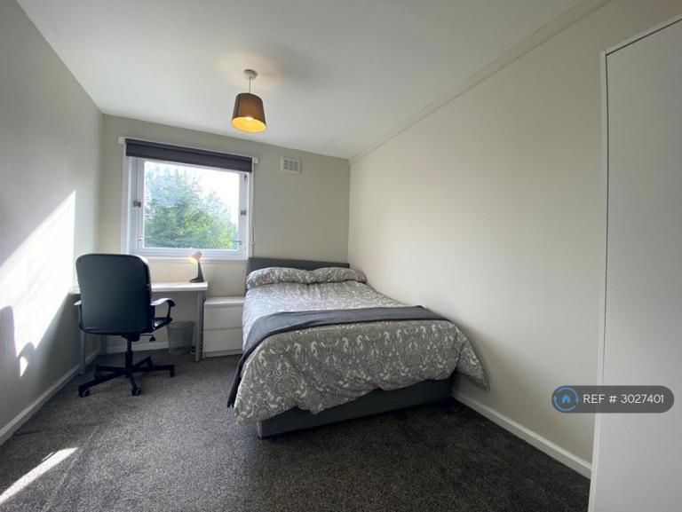 Room Wester Common Drive in Glasgow