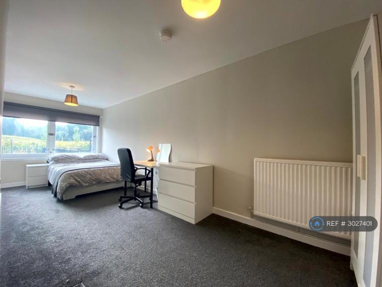 Room Wester Common Drive in Glasgow