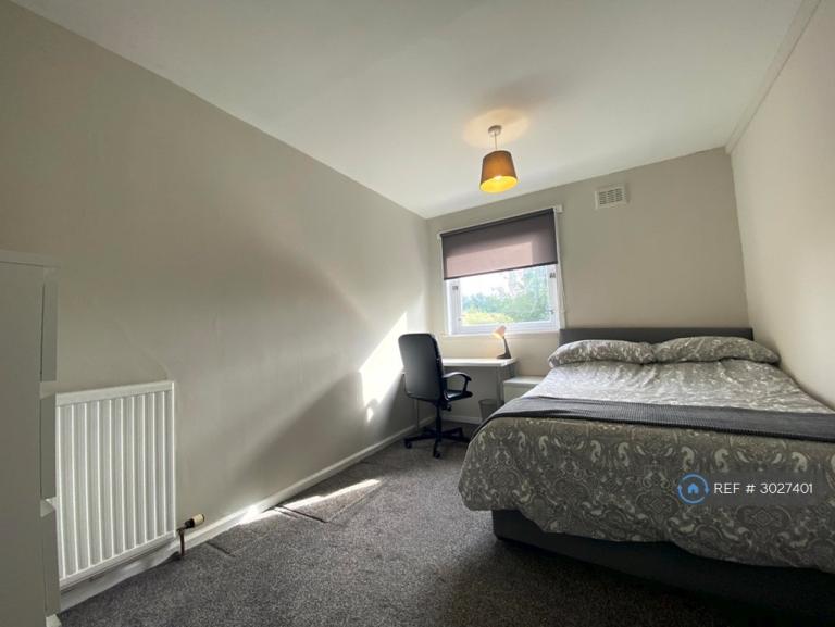 Room Wester Common Drive in Glasgow