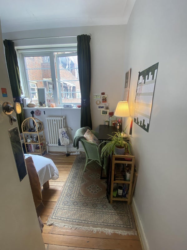 Room Dorchester Court in Greater London