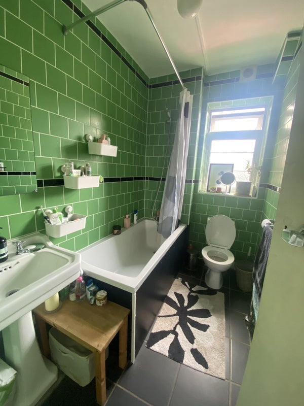 Room Dorchester Court in Greater London