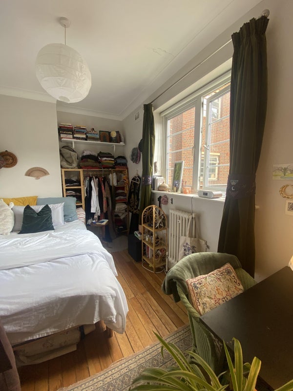 Room Dorchester Court in Greater London