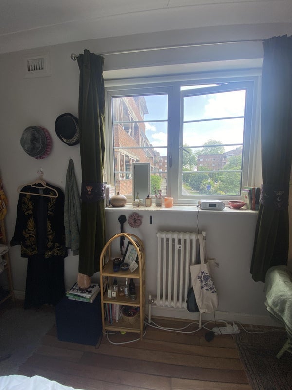 Room Dorchester Court in Greater London
