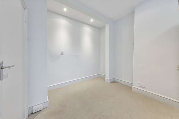 Flat Regent's Park Road in Greater London