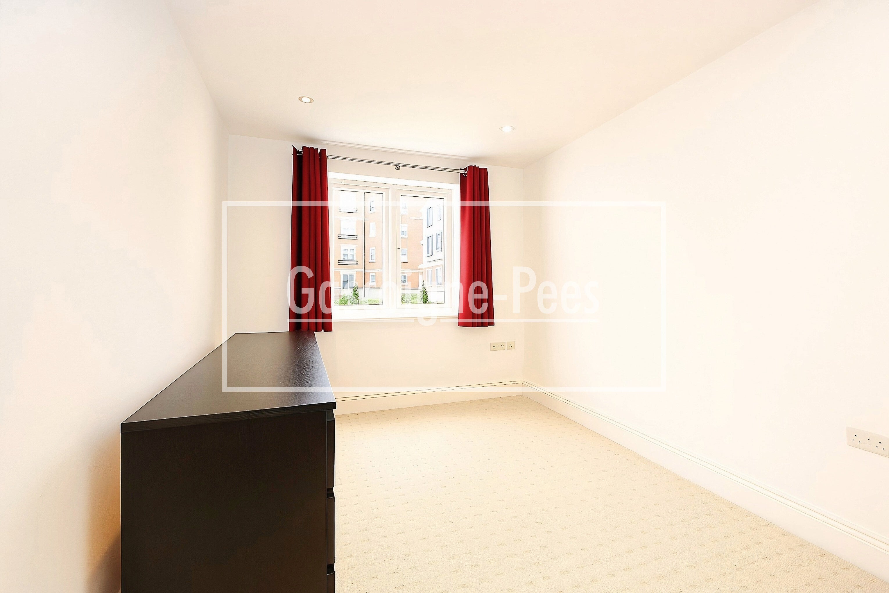 Flat Market Place in Greater London