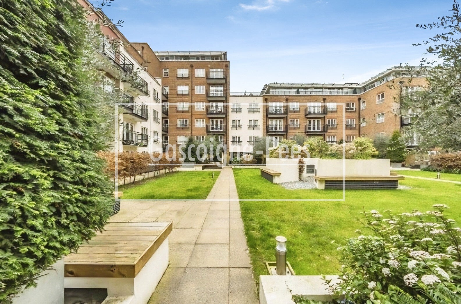 Flat Market Place in Greater London