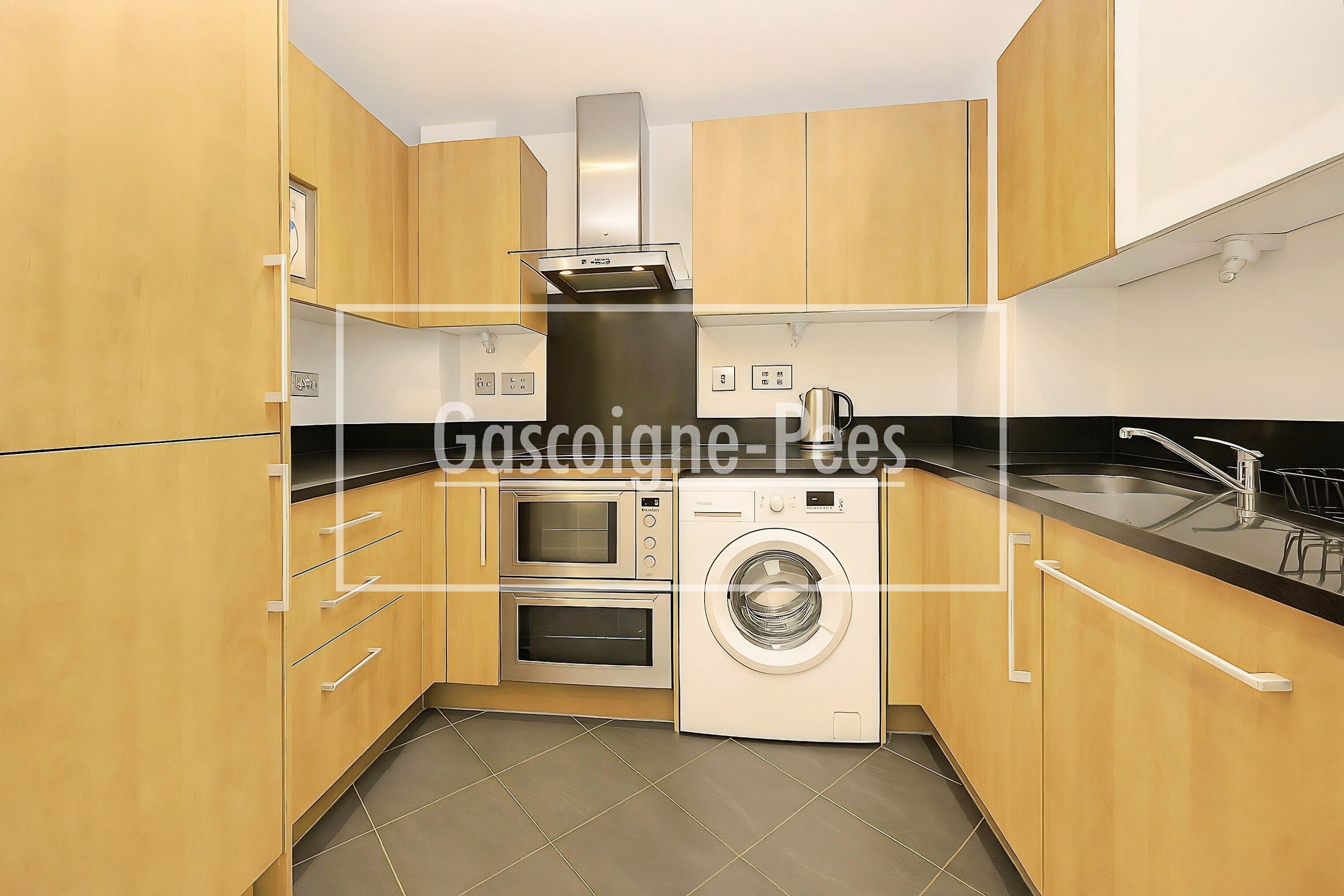 Flat Market Place in Greater London